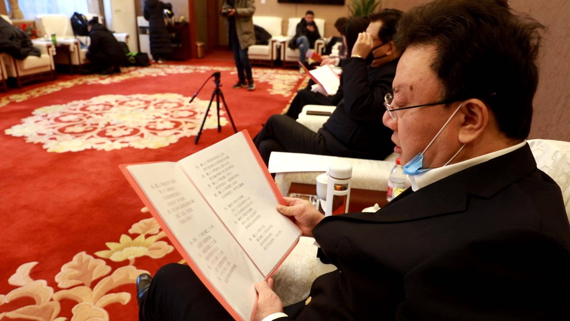 开云体育入口-包含法兰克福迎葡超关键赛，赛前调整名单，引发热议，医务组通报恢复的词条